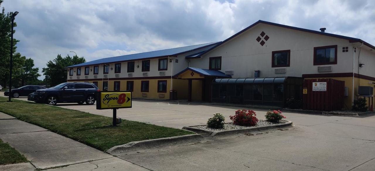 Super 8 By Wyndham Champaign Motel Bagian luar foto