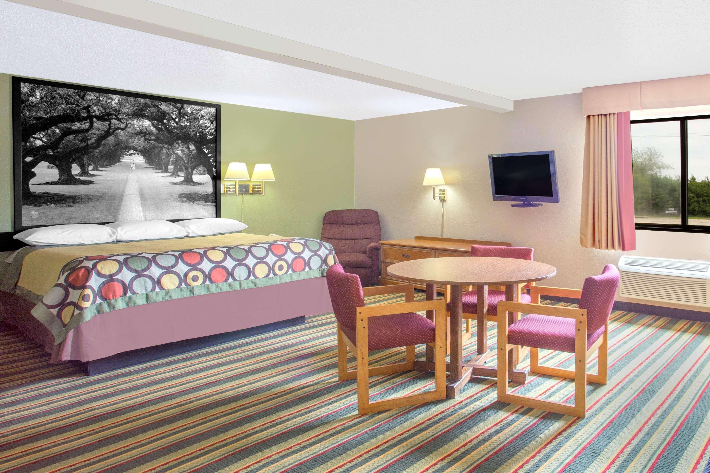 Super 8 By Wyndham Champaign Motel Bagian luar foto