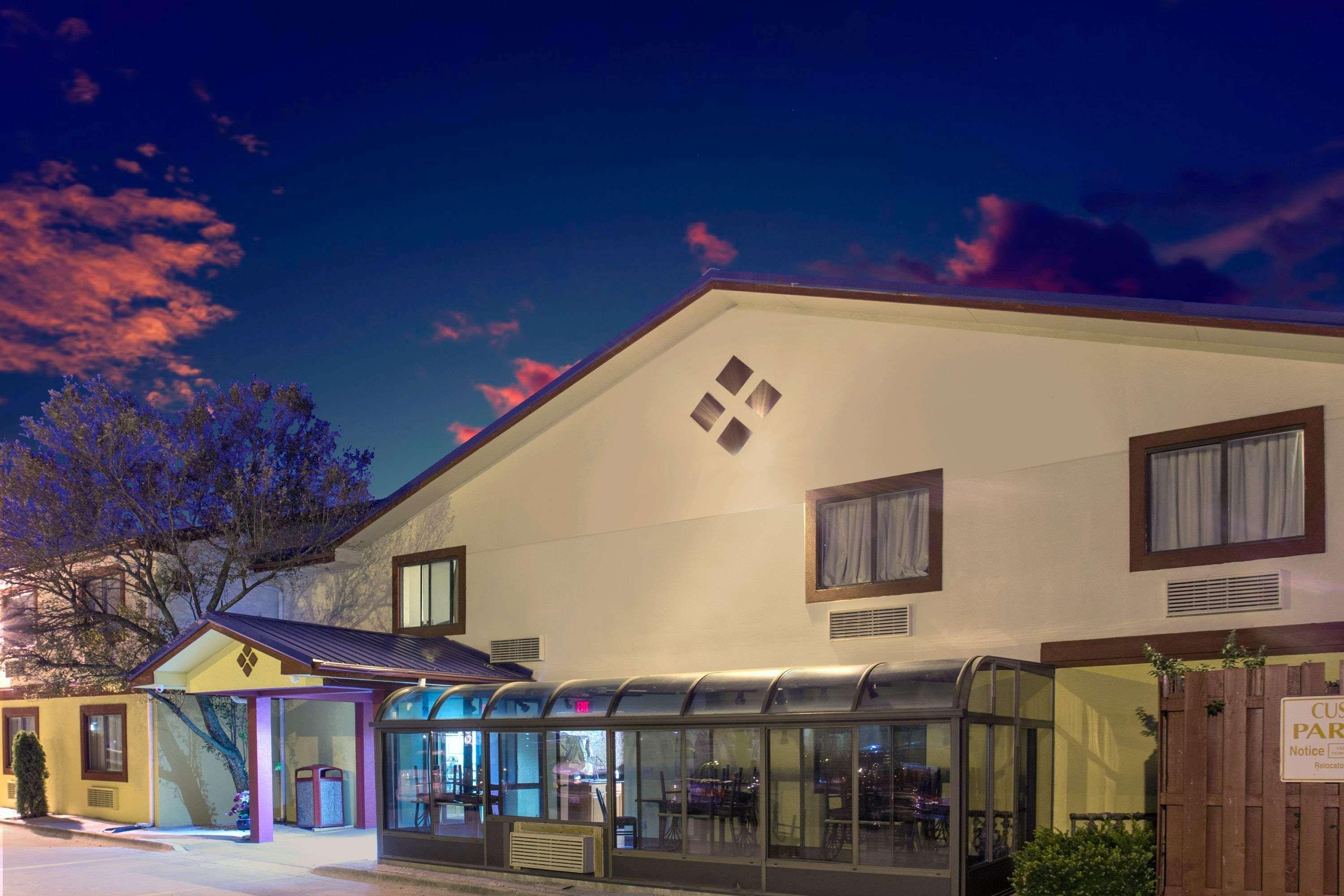 Super 8 By Wyndham Champaign Motel Bagian luar foto