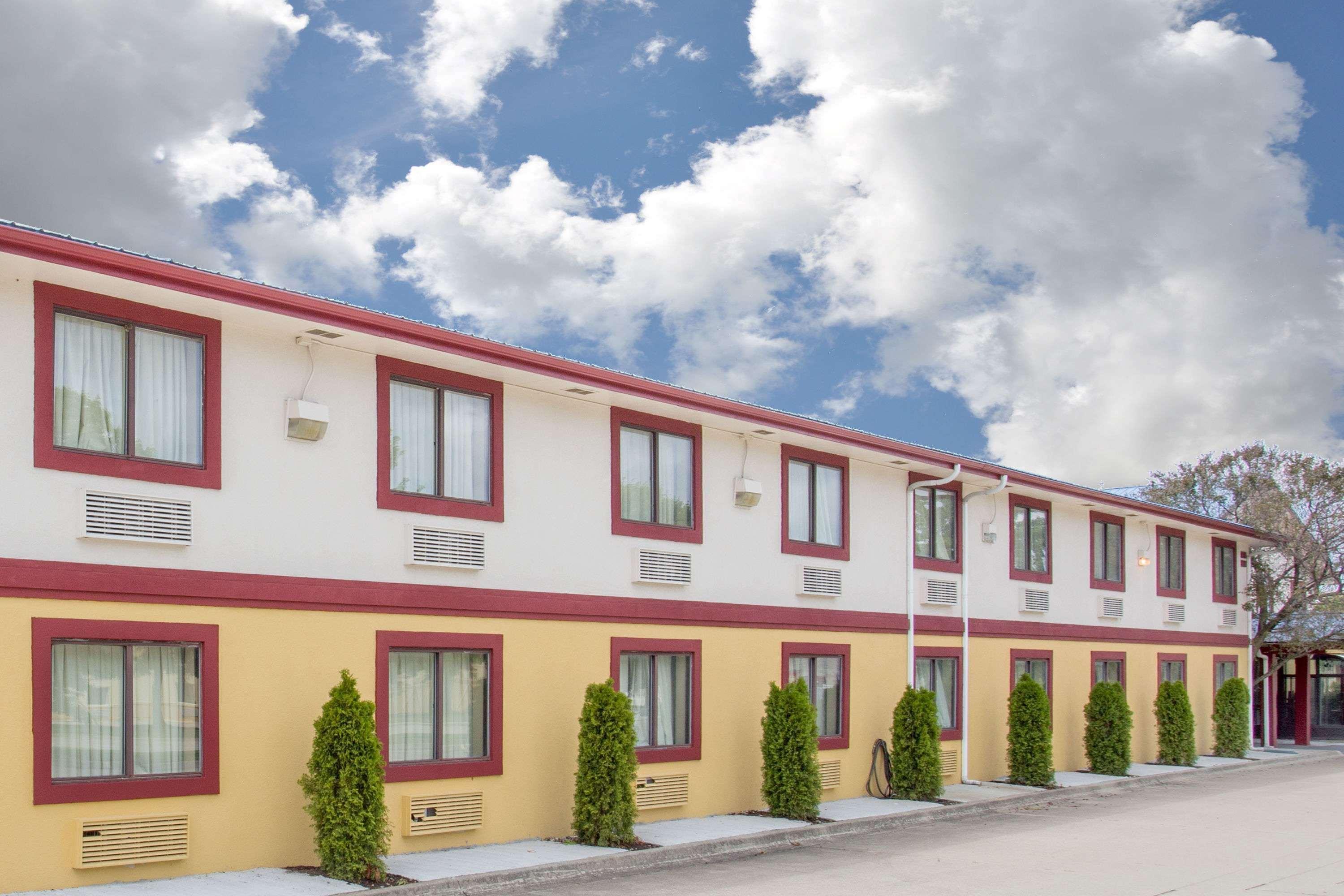Super 8 By Wyndham Champaign Motel Bagian luar foto