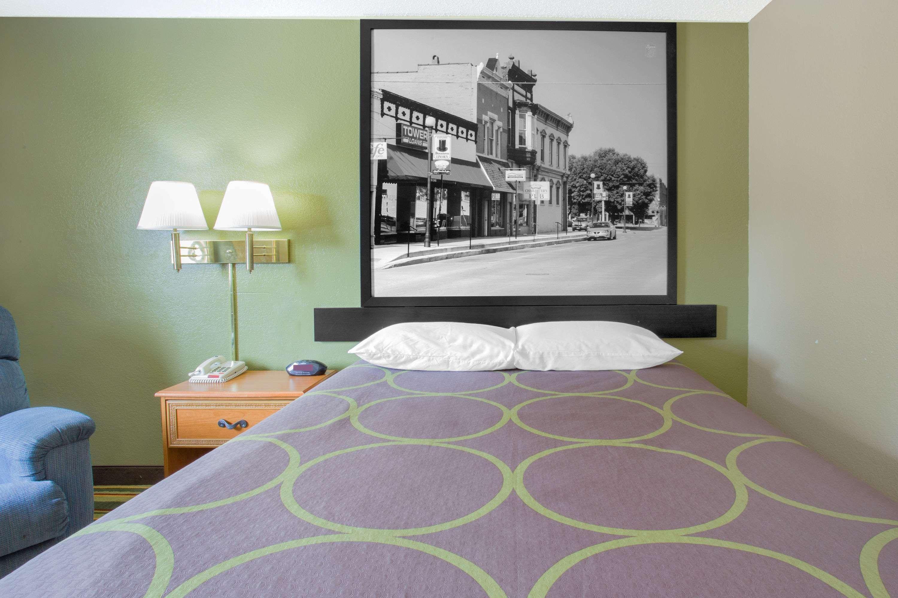 Super 8 By Wyndham Champaign Motel Bagian luar foto