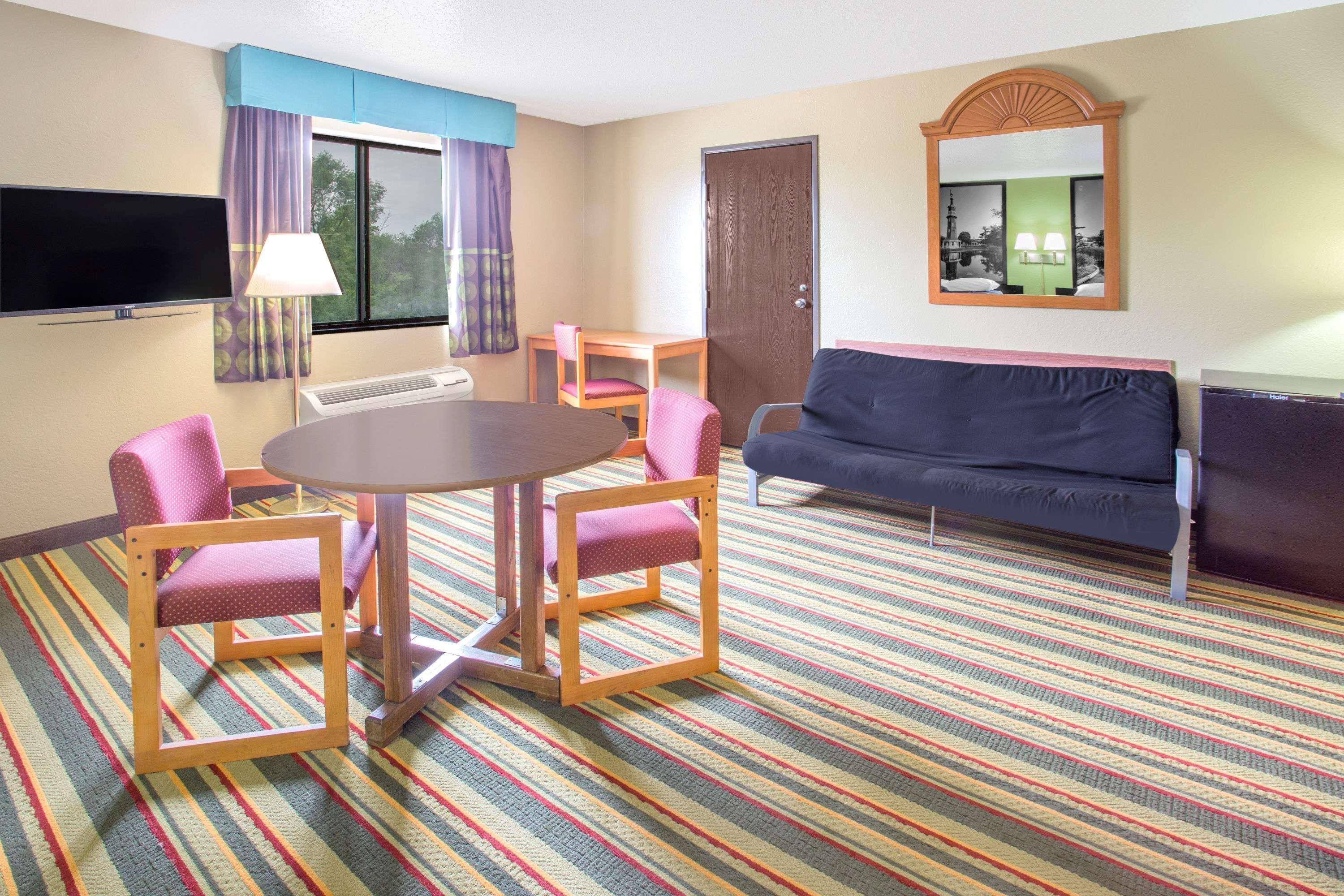 Super 8 By Wyndham Champaign Motel Bagian luar foto