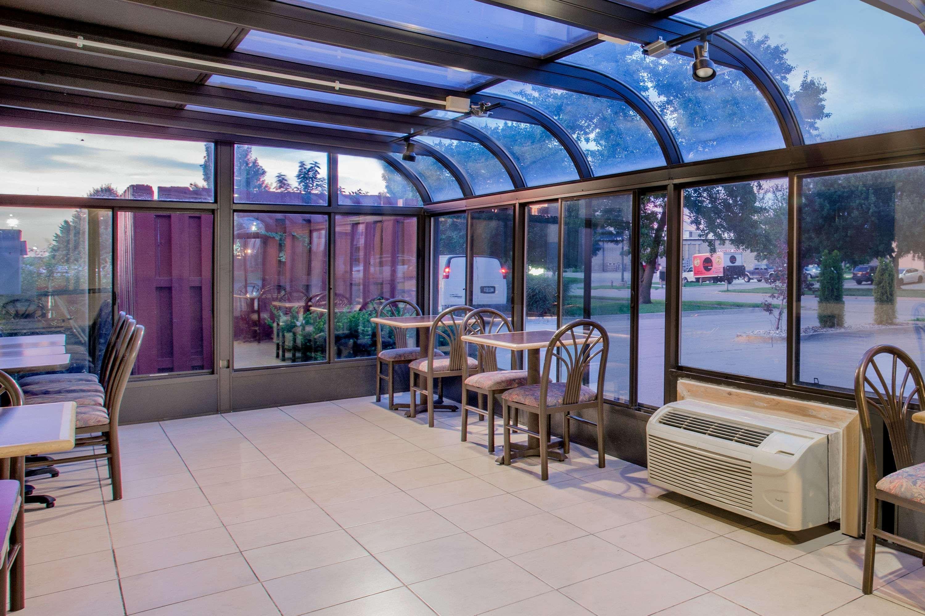 Super 8 By Wyndham Champaign Motel Bagian luar foto