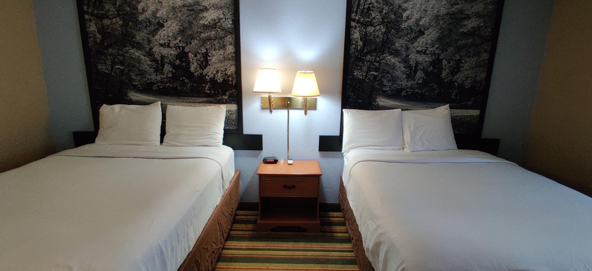Super 8 By Wyndham Champaign Motel Bagian luar foto
