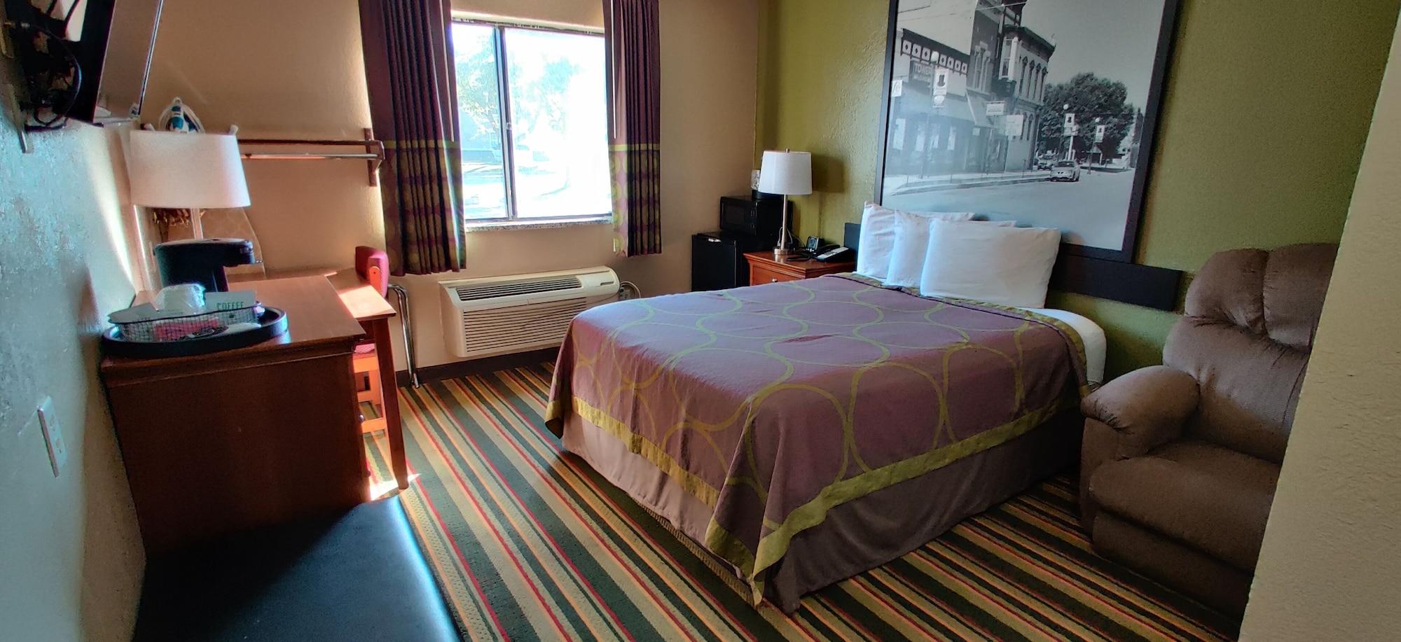 Super 8 By Wyndham Champaign Motel Bagian luar foto
