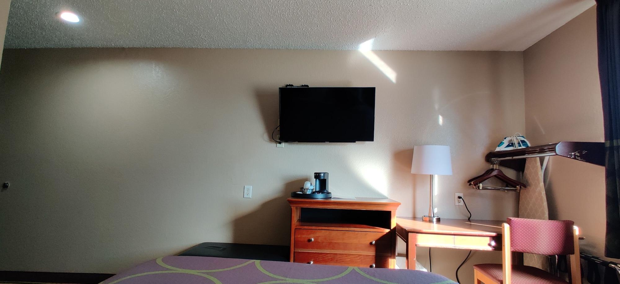 Super 8 By Wyndham Champaign Motel Bagian luar foto