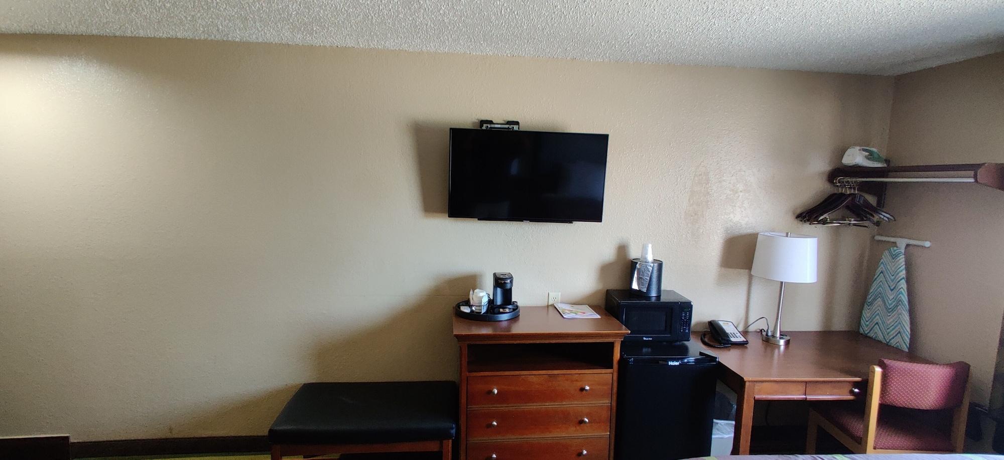 Super 8 By Wyndham Champaign Motel Bagian luar foto