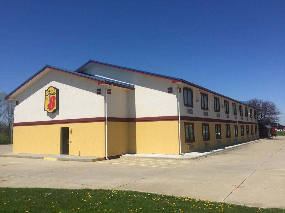 Super 8 By Wyndham Champaign Motel Bagian luar foto