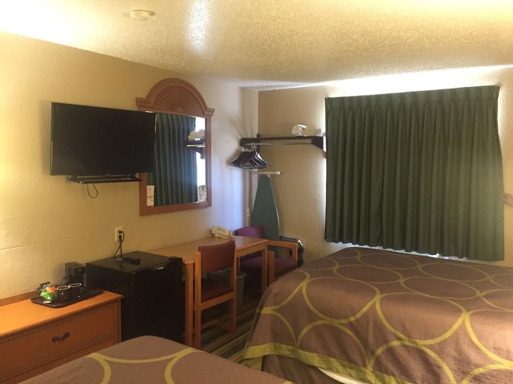 Super 8 By Wyndham Champaign Motel Bagian luar foto