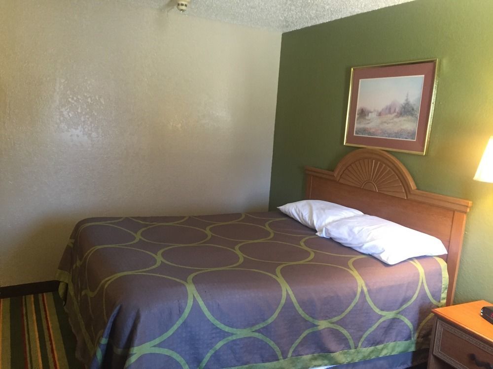 Super 8 By Wyndham Champaign Motel Bagian luar foto