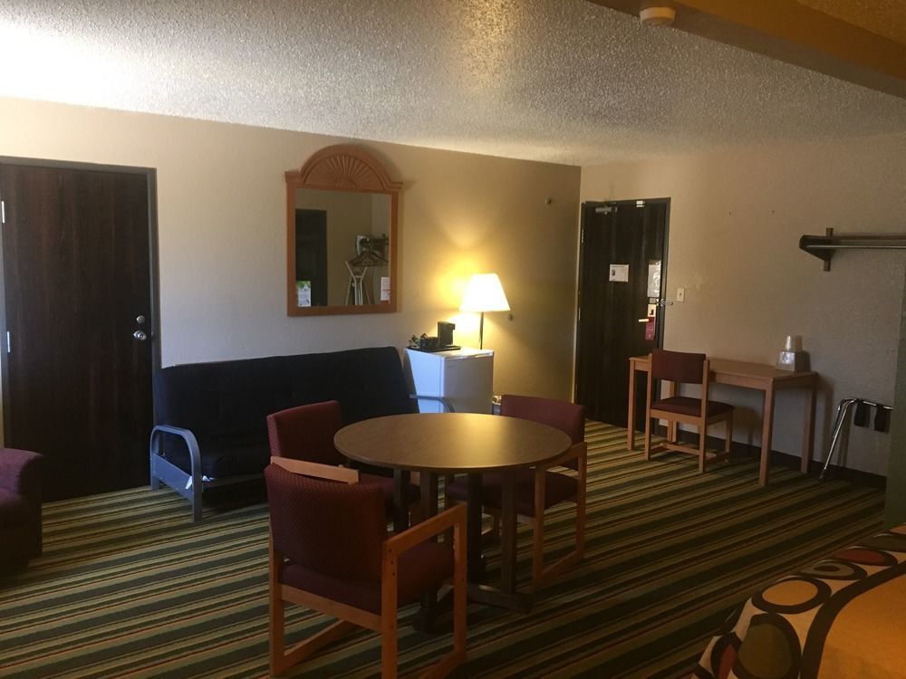 Super 8 By Wyndham Champaign Motel Bagian luar foto