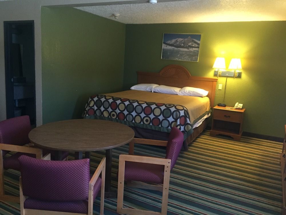 Super 8 By Wyndham Champaign Motel Bagian luar foto