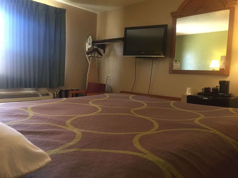 Super 8 By Wyndham Champaign Motel Bagian luar foto